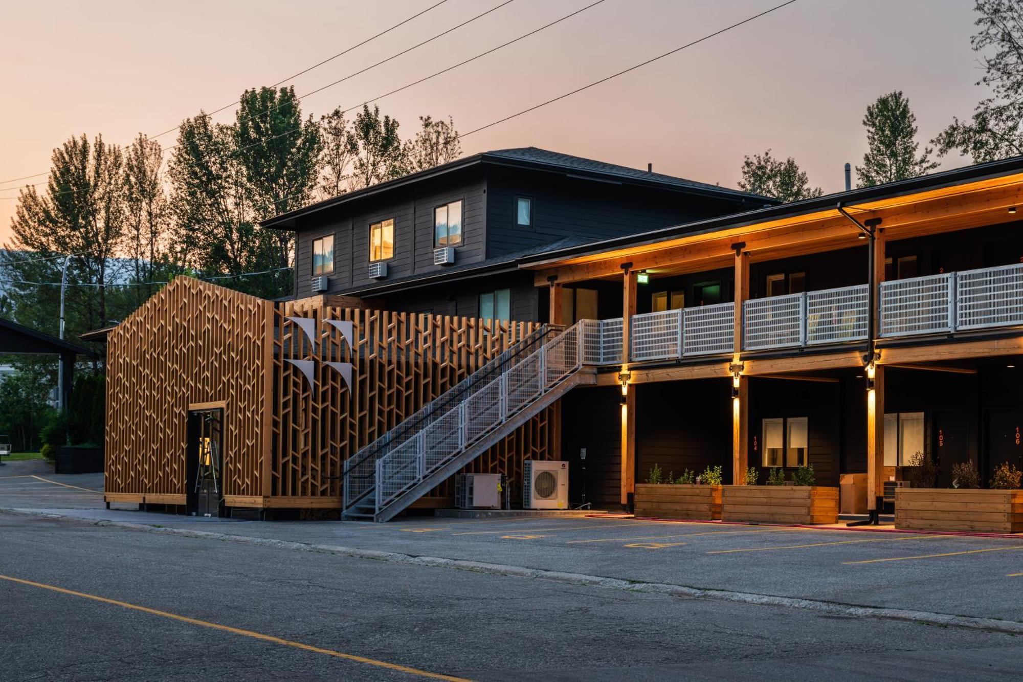 Vrge Revelstoke Hotell Exteriör bild