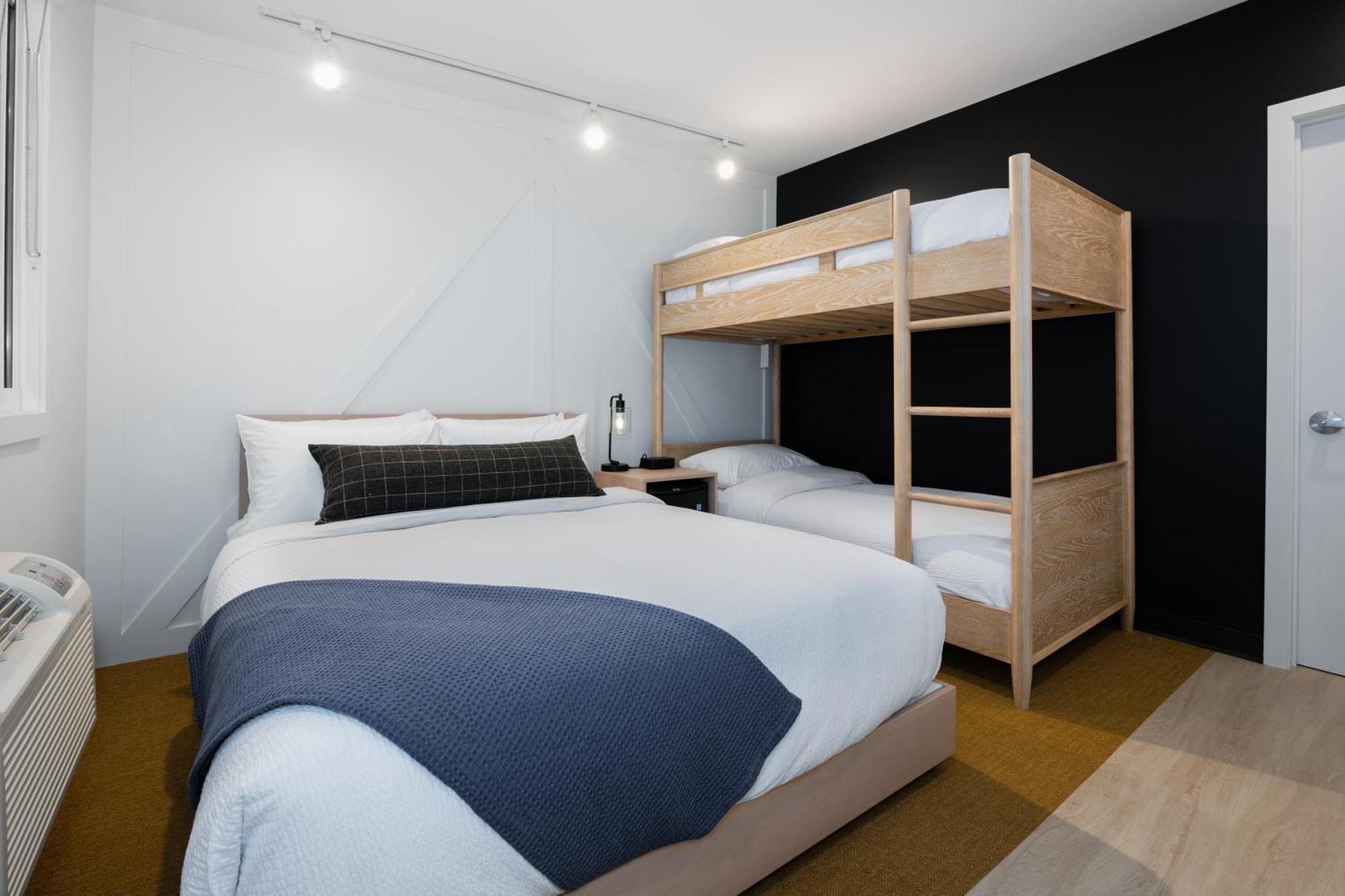 Vrge Revelstoke Hotell Exteriör bild