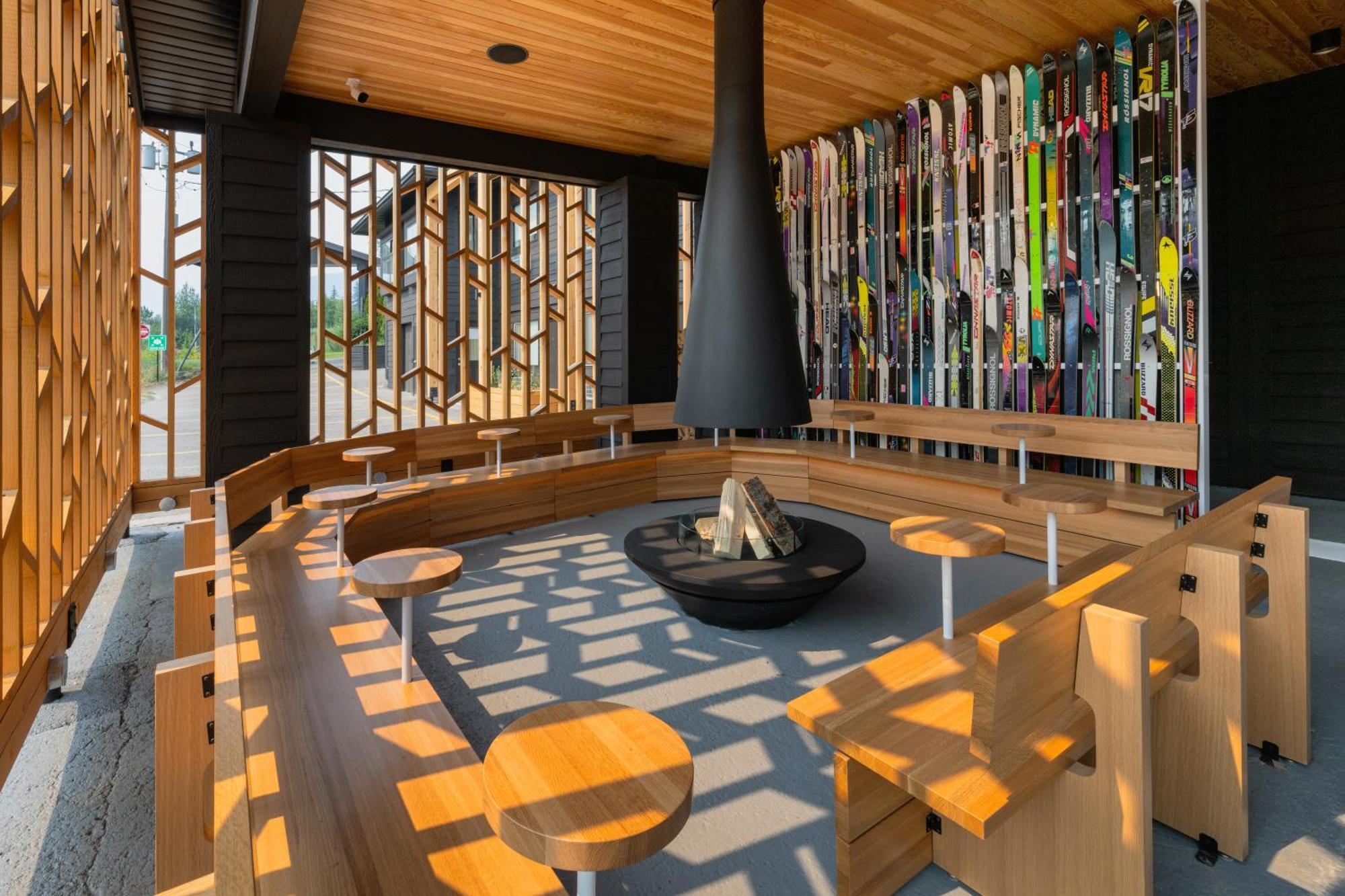 Vrge Revelstoke Hotell Exteriör bild
